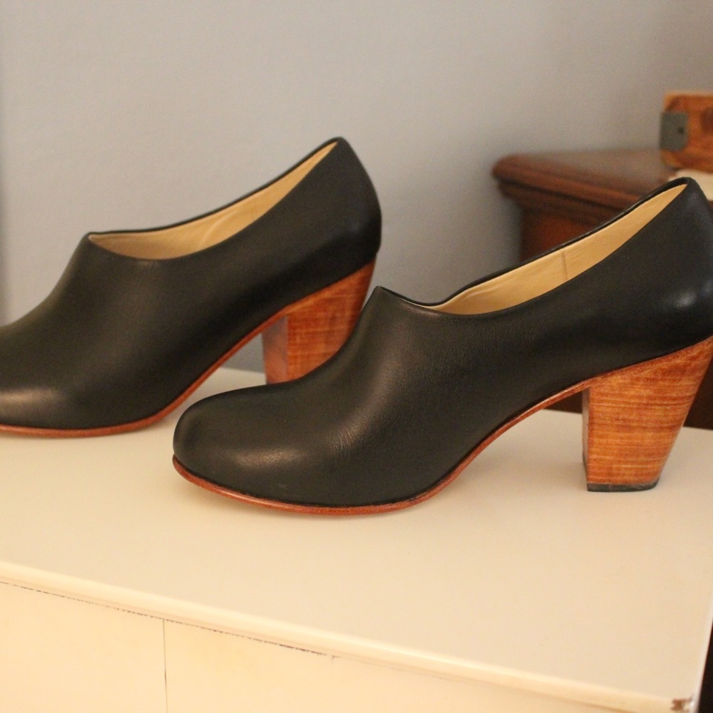 Nisolo Austin women's heel in black leather